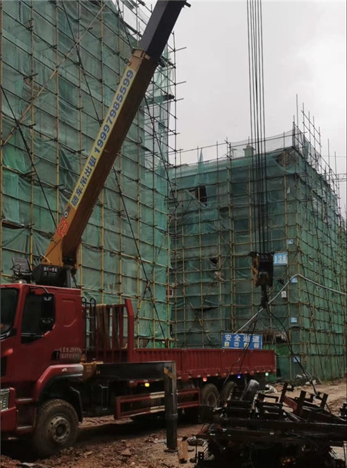 汤原县“慢工细活”—— 吊车的 “微动控制” 技术